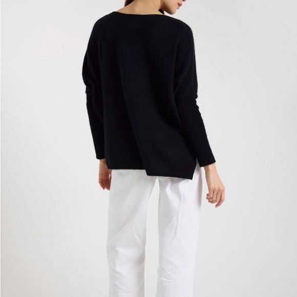 Brodie Cashmere Elegant Black V-Neck Sweater - Picture 3 of 4